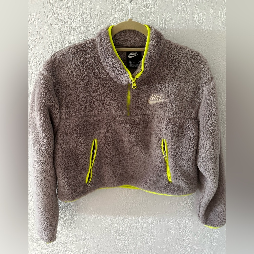 Nike cropped Fleece Jacket in mauve with yellow Neon Highlights